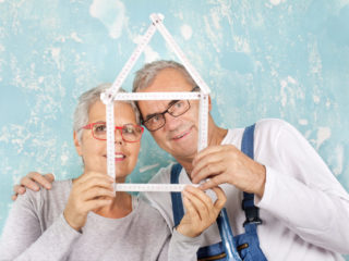 Seniorenpaar beim Renovieren